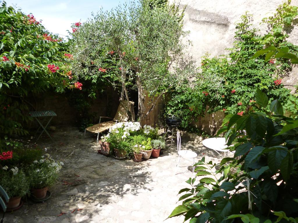 Ancienne Maison Des Gardes Lourmarin Ruang foto